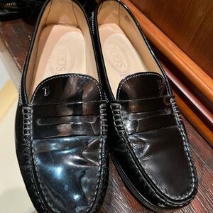 Tod's Womens Black Patent Leather Slip-On Loafers